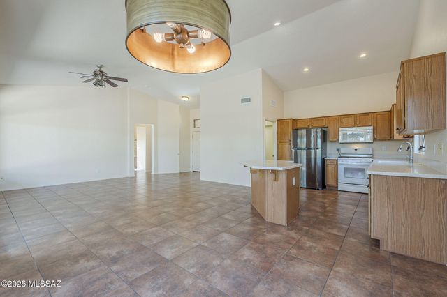1781 E Redstart Road, Green Valley, AZ 85614