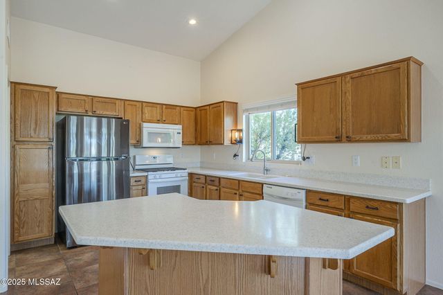 1781 E Redstart Road, Green Valley, AZ 85614
