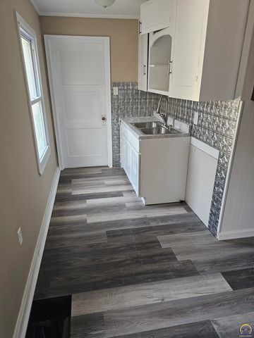 107 SW Taylor ST, Topeka, KS 66603