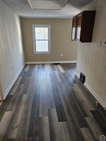 107 SW Taylor ST, Topeka, KS 66603