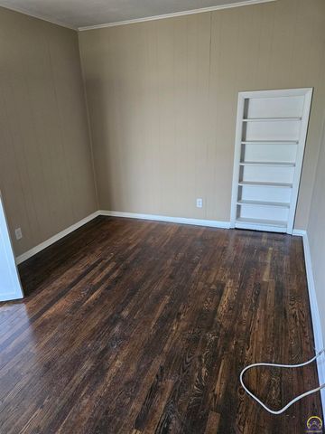 107 SW Taylor ST, Topeka, KS 66603