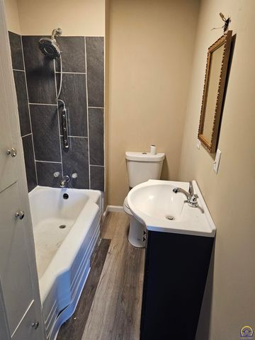 107 SW Taylor ST, Topeka, KS 66603