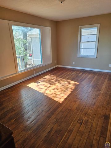 107 SW Taylor ST, Topeka, KS 66603