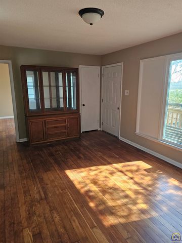 107 SW Taylor ST, Topeka, KS 66603