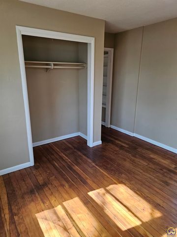107 SW Taylor ST, Topeka, KS 66603