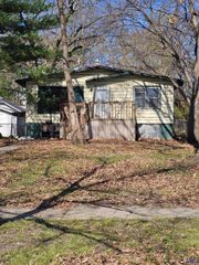 107 SW Taylor ST, Topeka, KS 66603