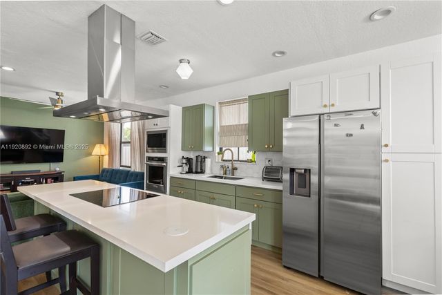 1023 NW 100th Ave, Miami, FL 33172