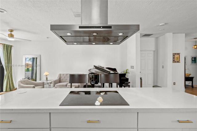 1023 NW 100th Ave, Miami, FL 33172