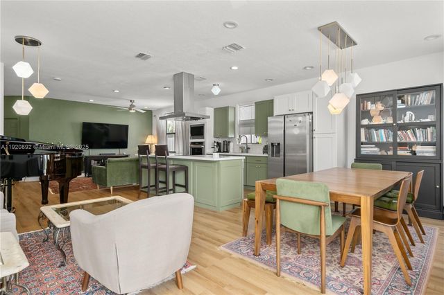 1023 NW 100th Ave, Miami, FL 33172