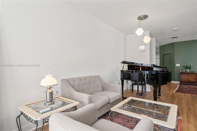 1023 NW 100th Ave, Miami, FL 33172