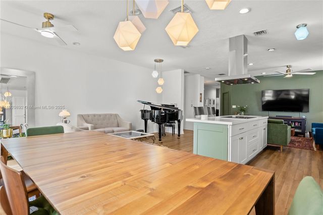 1023 NW 100th Ave, Miami, FL 33172