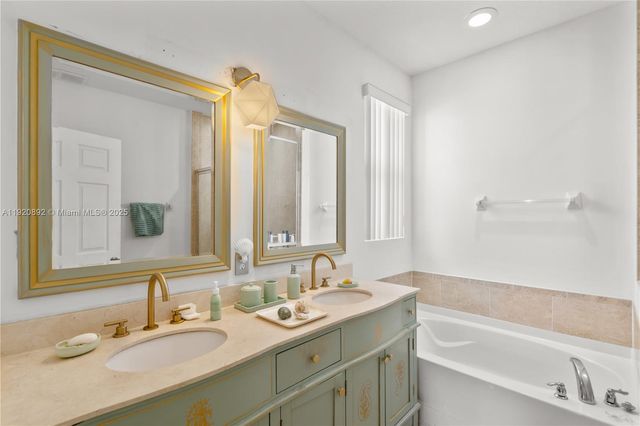 1023 NW 100th Ave, Miami, FL 33172