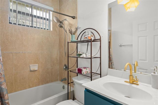 1023 NW 100th Ave, Miami, FL 33172