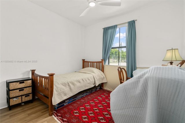 1023 NW 100th Ave, Miami, FL 33172