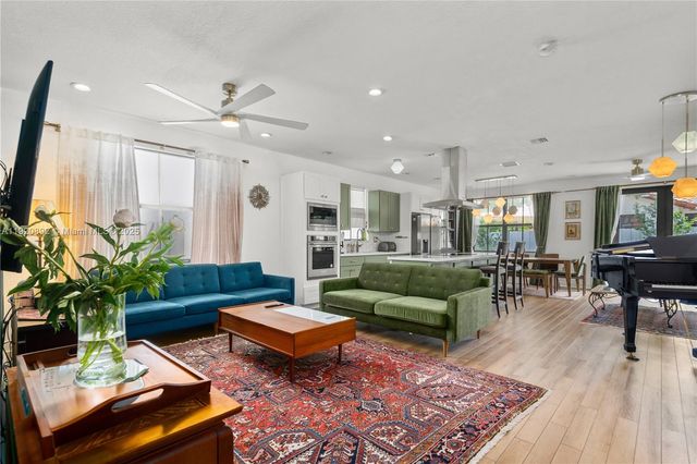 1023 NW 100th Ave, Miami, FL 33172