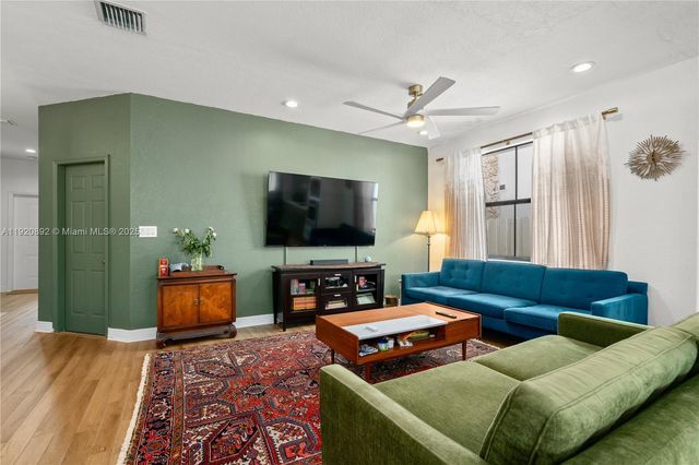 1023 NW 100th Ave, Miami, FL 33172