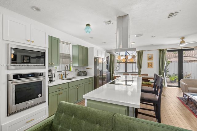 1023 NW 100th Ave, Miami, FL 33172