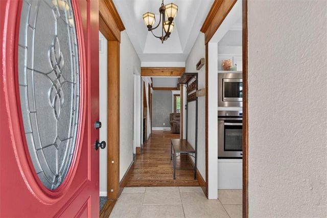 315 S Peculiar Drive, Peculiar, MO 64078