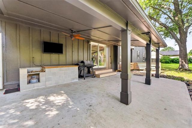 315 S Peculiar Drive, Peculiar, MO 64078