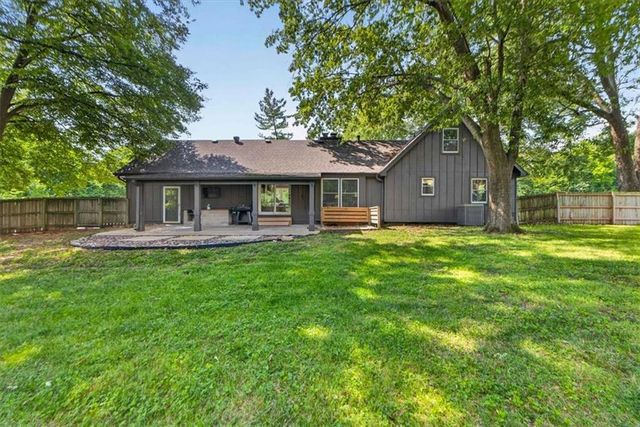 315 S Peculiar Drive, Peculiar, MO 64078