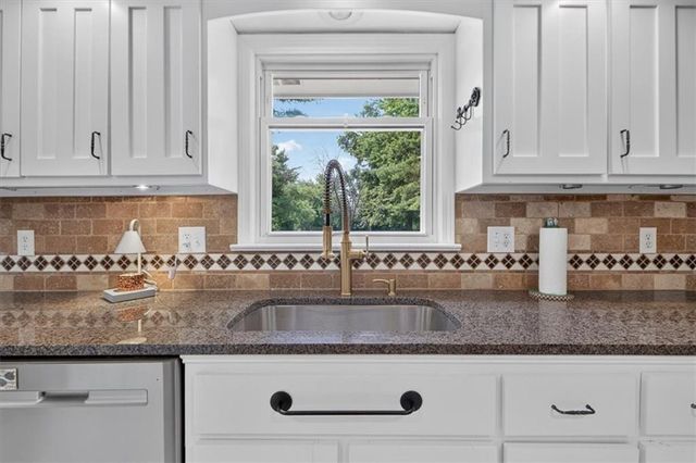 315 S Peculiar Drive, Peculiar, MO 64078