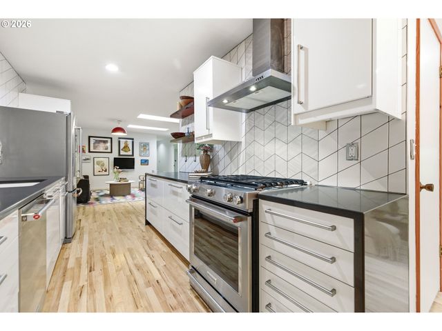 5011 Sw FAIRHAVEN Dr, Portland, OR 97221