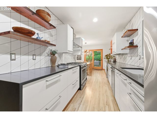 5011 Sw FAIRHAVEN Dr, Portland, OR 97221