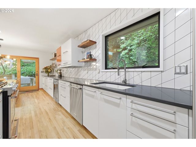 5011 Sw FAIRHAVEN Dr, Portland, OR 97221