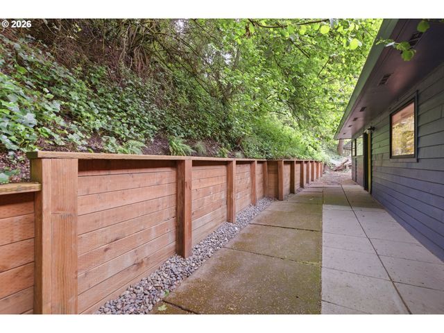 5011 Sw FAIRHAVEN Dr, Portland, OR 97221
