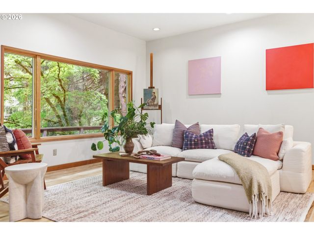 5011 Sw FAIRHAVEN Dr, Portland, OR 97221