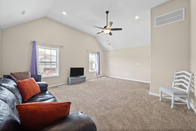 521 Castle Pinckney Ln, Clarksville, TN 37042