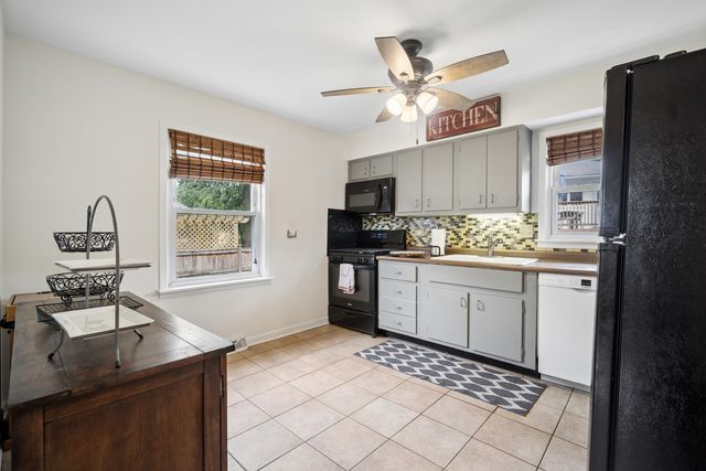 1050 E KITSON Drive, Palatine, IL 60074