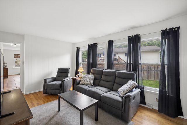 1050 E KITSON Drive, Palatine, IL 60074