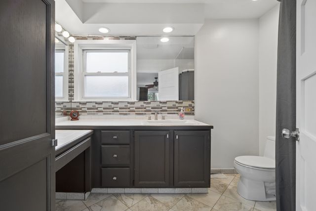 1050 E KITSON Drive, Palatine, IL 60074