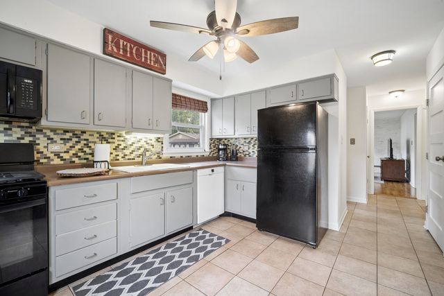1050 E KITSON Drive, Palatine, IL 60074