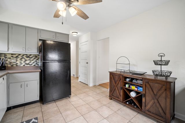 1050 E KITSON Drive, Palatine, IL 60074