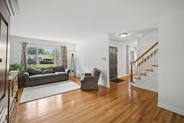 1050 E KITSON Drive, Palatine, IL 60074