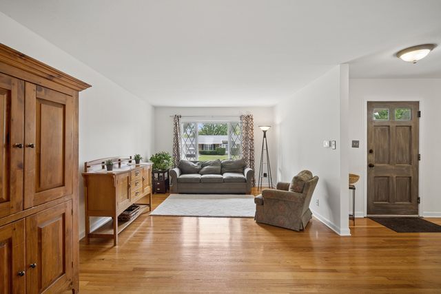 1050 E KITSON Drive, Palatine, IL 60074