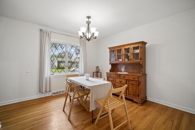 1050 E KITSON Drive, Palatine, IL 60074