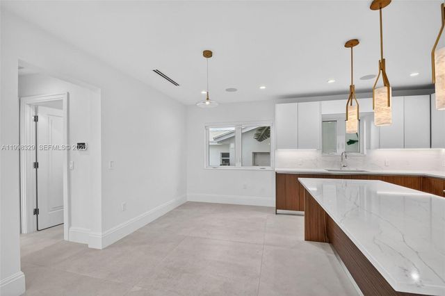 1017 S Palmway, Lake Worth, FL 33460