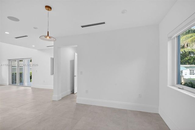 1017 S Palmway, Lake Worth, FL 33460