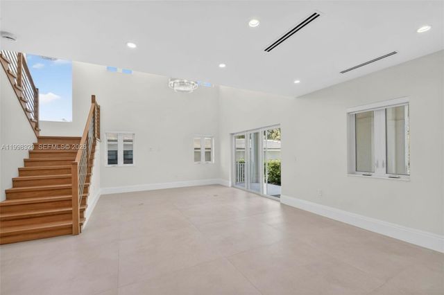 1017 S Palmway, Lake Worth, FL 33460