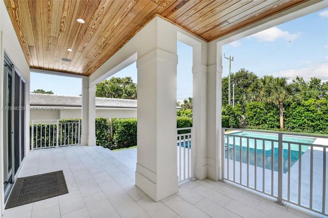 1017 S Palmway, Lake Worth, FL 33460