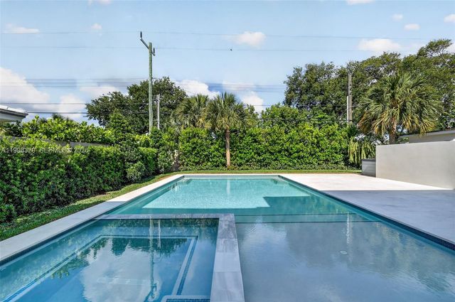 1017 S Palmway, Lake Worth, FL 33460