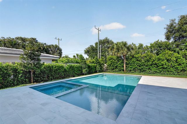 1017 S Palmway, Lake Worth, FL 33460