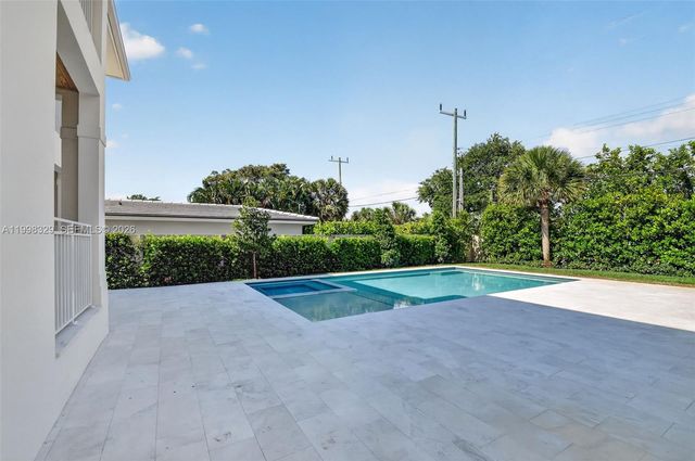 1017 S Palmway, Lake Worth, FL 33460