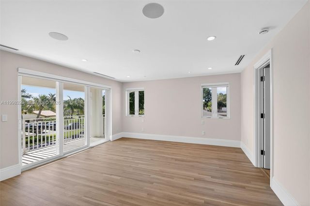 1017 S Palmway, Lake Worth, FL 33460