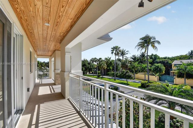 1017 S Palmway, Lake Worth, FL 33460