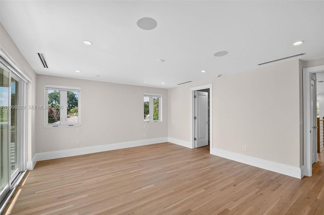 1017 S Palmway, Lake Worth, FL 33460