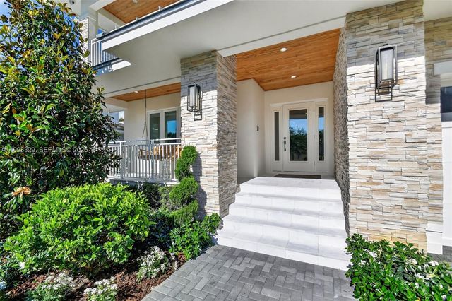 1017 S Palmway, Lake Worth, FL 33460